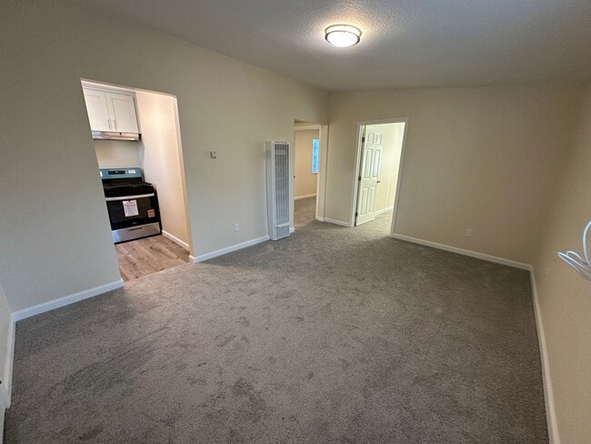 Building Photo - Beautiful Remodeled 2 bed, 1 Bath Back Lot Unit