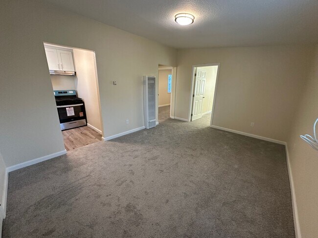 Foto del edificio - Beautiful Remodeled 2 bed, 1 Bath Back Lot Unit