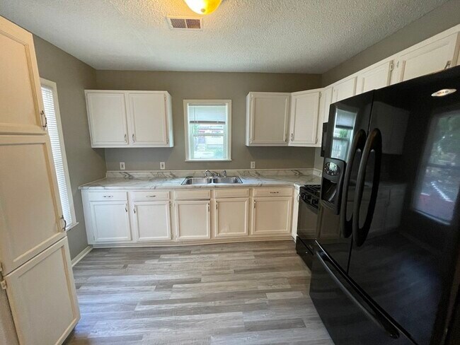 Foto del edificio - Huge NW Side 5 Bedroom Home!