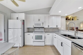 Building Photo - 2420 Hidden Lake Dr