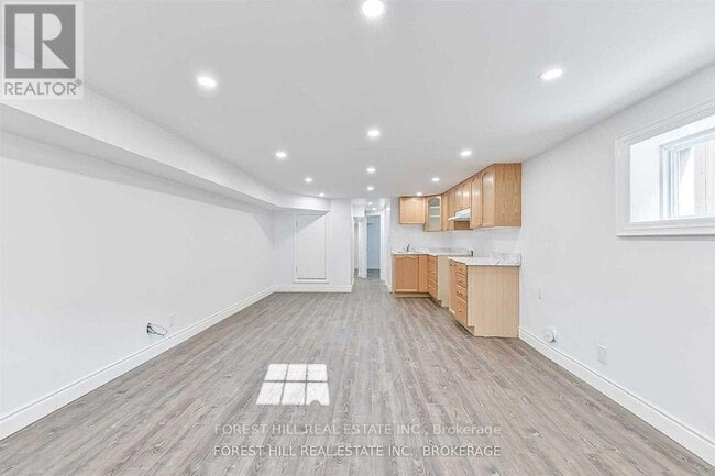 Building Photo - 518 Silverthorn Ave