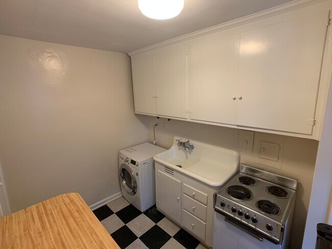 Foto del edificio - 2825 Thornhill Rd