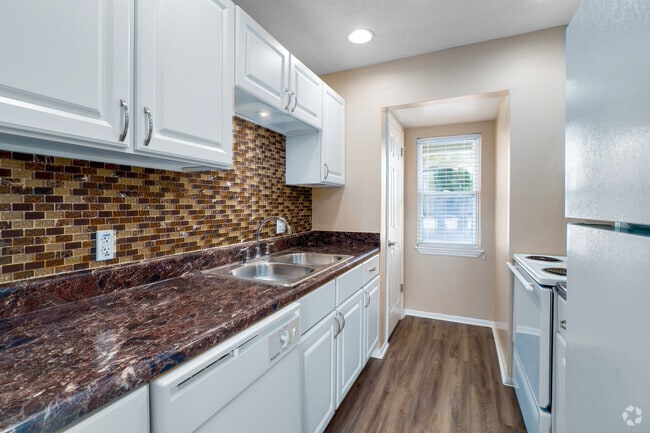 2BR, 1.5BA - 914SF - Kitchen - Sorrento