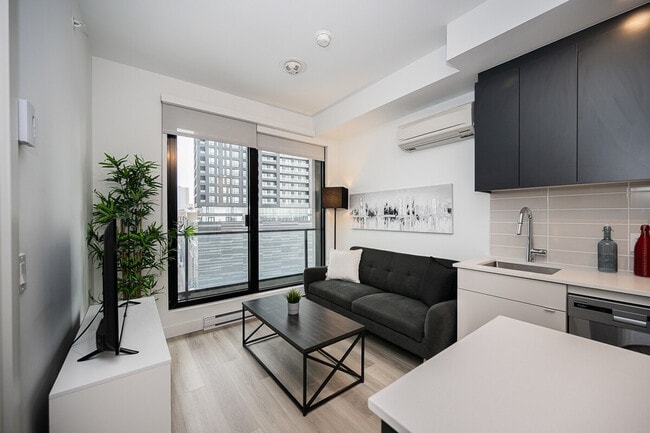 Building Photo - 1055 Rue de la Montagne