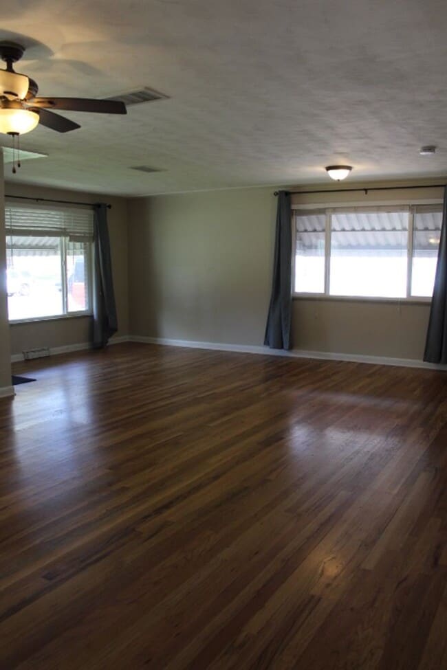 Building Photo - Stunning 3 bedroom/ 1 3/4 bath Ranch in Ha...