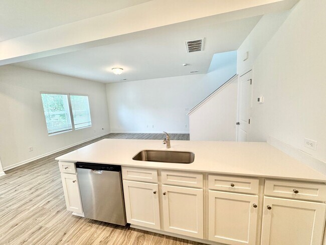 Building Photo - 3 br Paired Home minutes from I-77 and I-40 READY NOV 14th