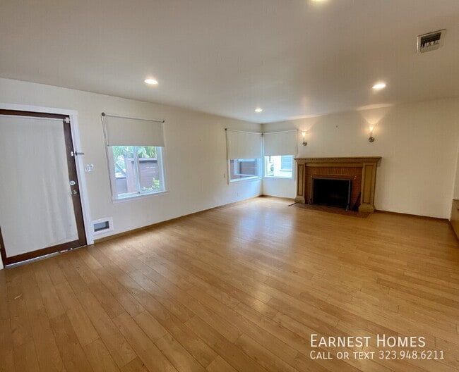 Building Photo - 2577 S Bundy Dr