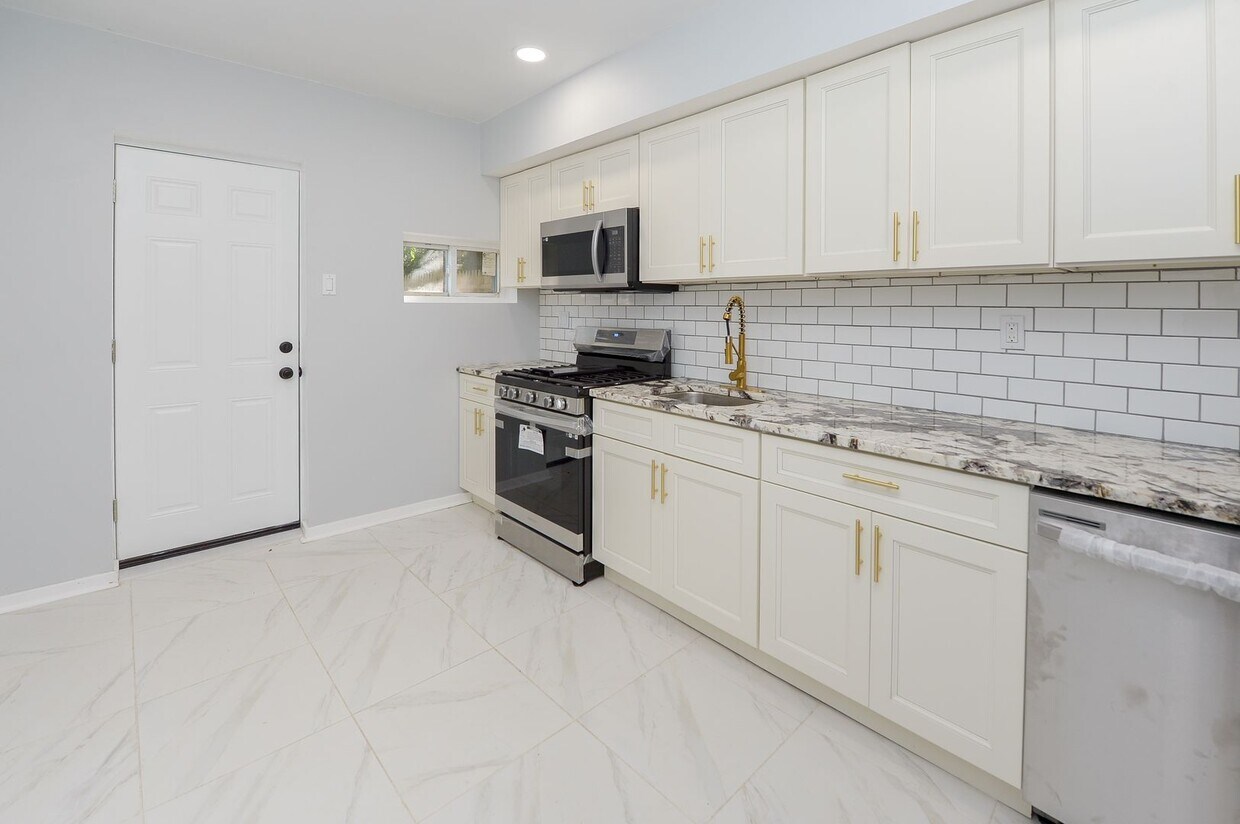 Foto principal - Renovated 3-Bedroom Townhome in Prime Germ...