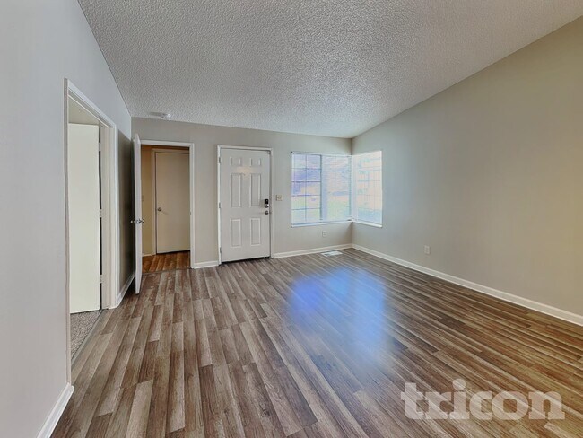 Foto del edificio - 2020 Burnside Dr