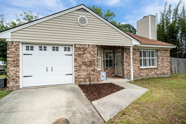 Foto del edificio - Whitemarsh Island Gem - Charming 3-Bedroom Home on a Corner Lot in Battery Point