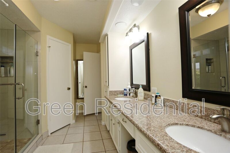 Foto del edificio - 14135 Stokesmount Dr