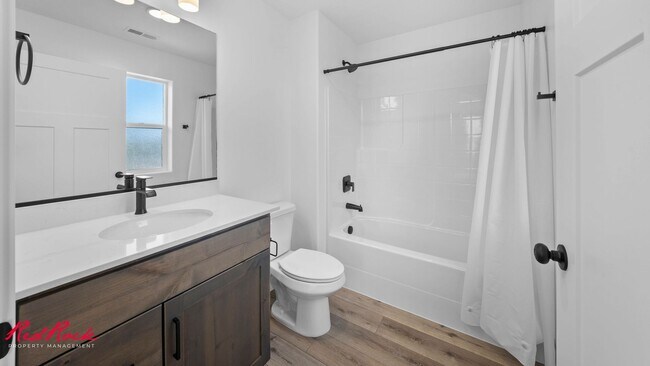 Building Photo - Move in Special! $800 off First Full Month's Rent!