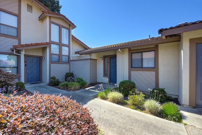 Building Photo - Hahn Triplexes