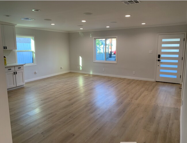 Foto del edificio - 7449 Variel Ave