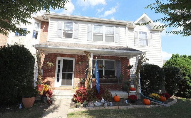 Building Photo - 641 Chickadee Dr