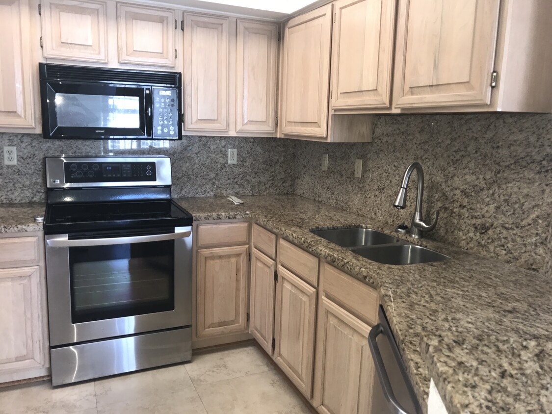 Foto principal - 1280 S Alhambra Cir