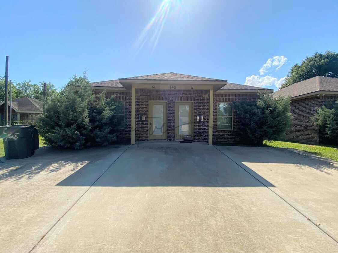 Foto principal - 144 Arlington Dr