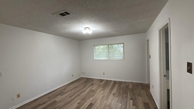 Foto del edificio - 8230 Amurwood Dr