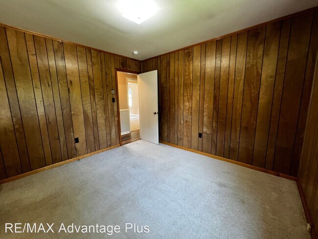 Building Photo - 3 br, 2 bath House - 421 E. 2nd Street