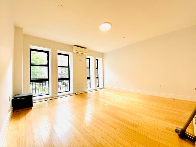Foto del edificio - 357 W 116th St