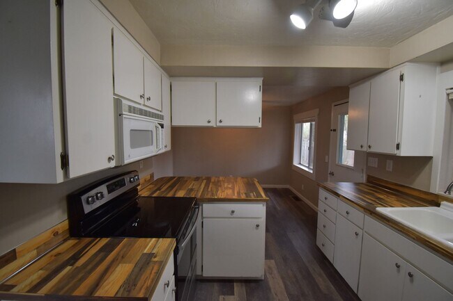 Foto del edificio - Modern home tucked away in the adorable little town of Brownsville.