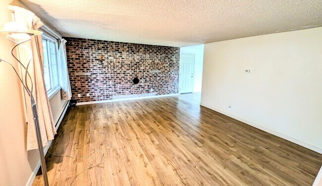 Building Photo - Cute 3 Bedroom plus Den/Office/Bonus Room ...
