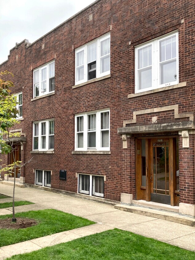 4353 W Grace St Unit 2, Chicago, IL 60641 Apartments in Chicago, IL