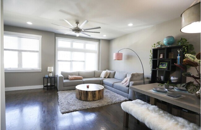 Foto del edificio - 3 Bed, 3.5 Bath Home w/ 2 Car Garage and Lake Views