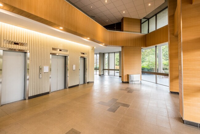 Photo du bâtiment - Lougheed Village - Tower EAST