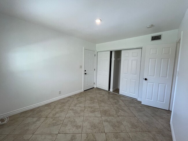 Building Photo - Freshly prepped 5BR in Simi w/downstairs b...