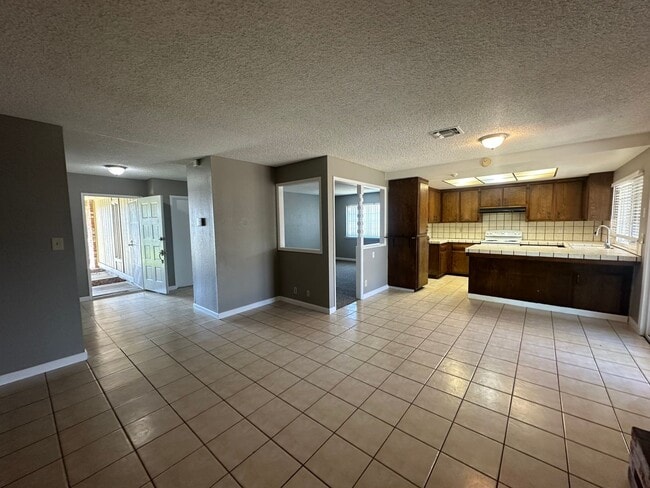 Building Photo - 1175 E Edison St