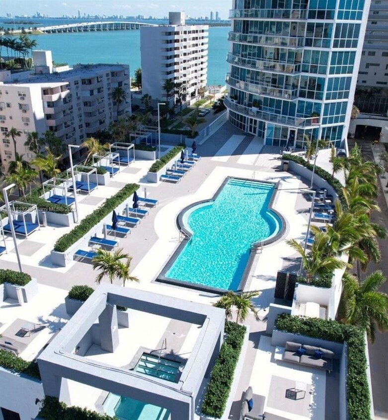 Primary Photo - 480 NE 30th St