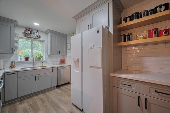 Building Photo - 1941 Heights Dr