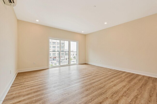 Building Photo - 313 Bond St