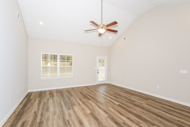 Building Photo - 1347 Oak Ln