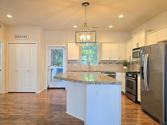 Foto del edificio - 4 Bedroom Home Available Now in Lake Stevens!