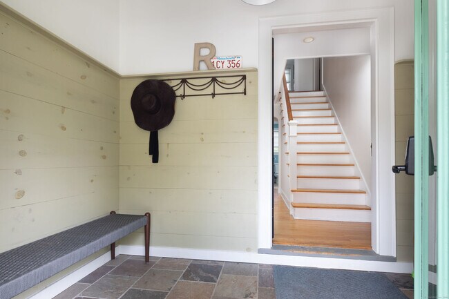Foto del edificio - 142 Wells Hill Rd