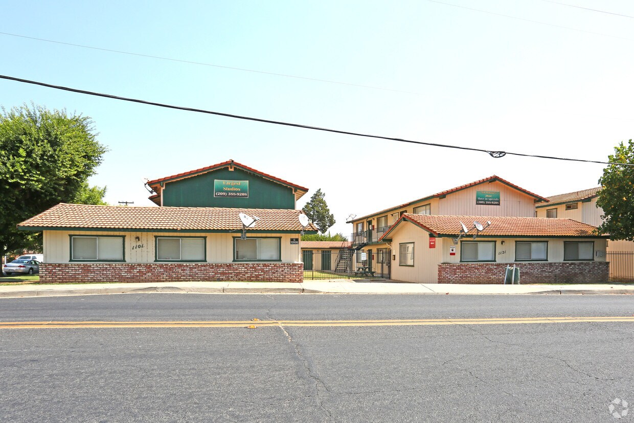 Primary Photo - Evergreen Apartments