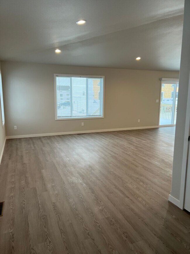 Building Photo - 3 Bed 2 Bath Single Family Home