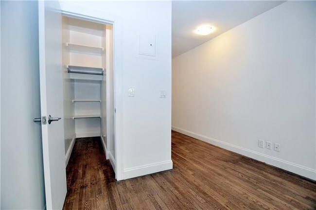 Foto del edificio - 322 W 23rd St