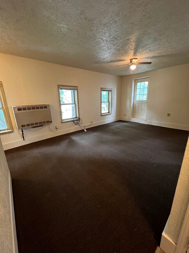 101 #3 Sala de estar - 101 Pleasant St