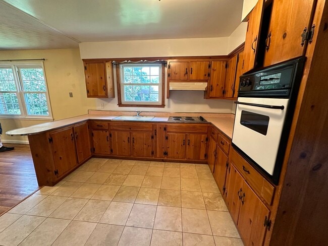Building Photo - 3 BED / 1.5 BATH SINGLE FAMILY