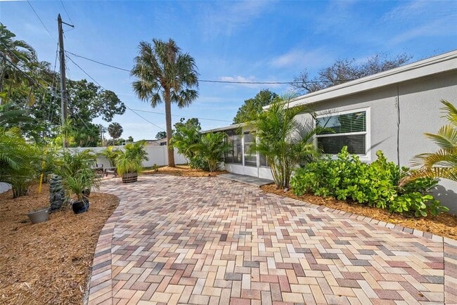 Building Photo - 7499 Oak St NE