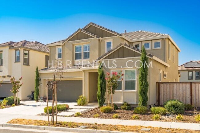 Foto del edificio - TRACY HILLS - Four Bedroom Spectacular Home - Full Bed/Bath Located on 1st Floor
