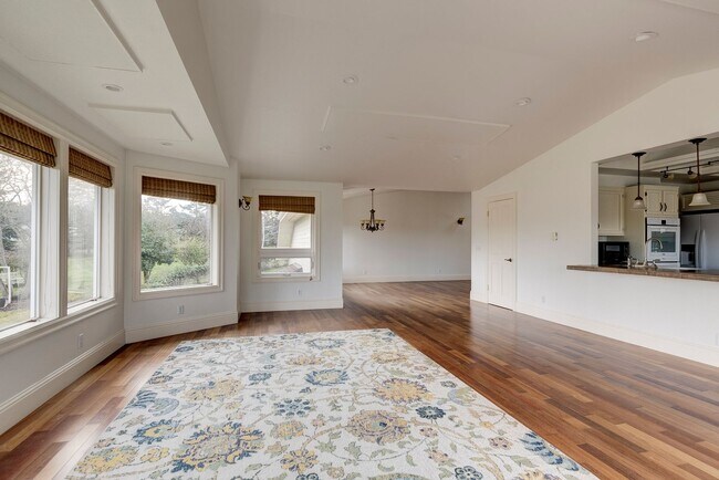 Foto del edificio - Charming Upper-Level Home with Water View – Walk to Downtown Coupeville - Landscaping Included