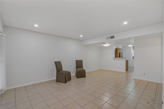 Foto del edificio - 2727 Briarhurst Dr