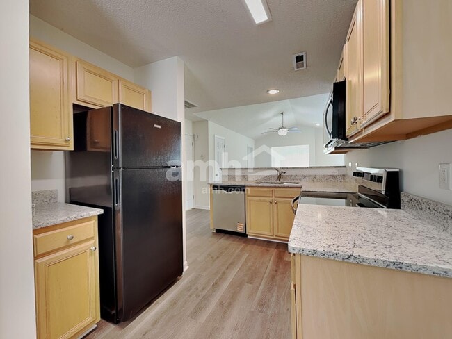 Building Photo - 5825 Regent Village Dr