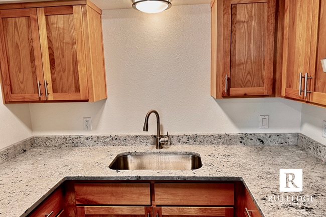 Foto del edificio - 855 E 9th St