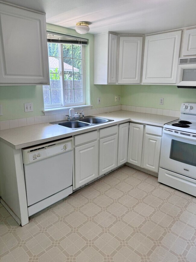 Building Photo - 3 Bedroom Move-in Ready! In Union Gap!