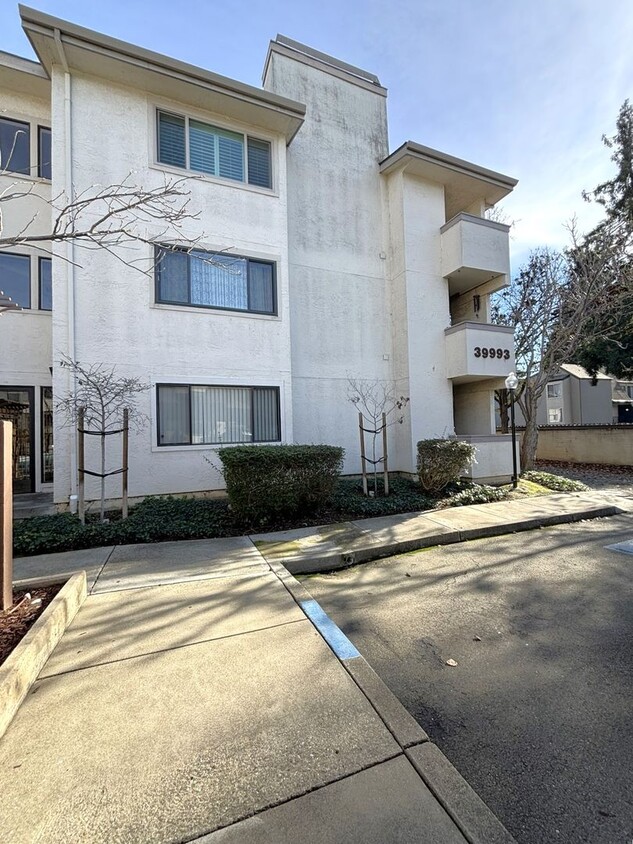 Foto principal - Charming 2-Bedroom, 2-Bathroom Condo with ...